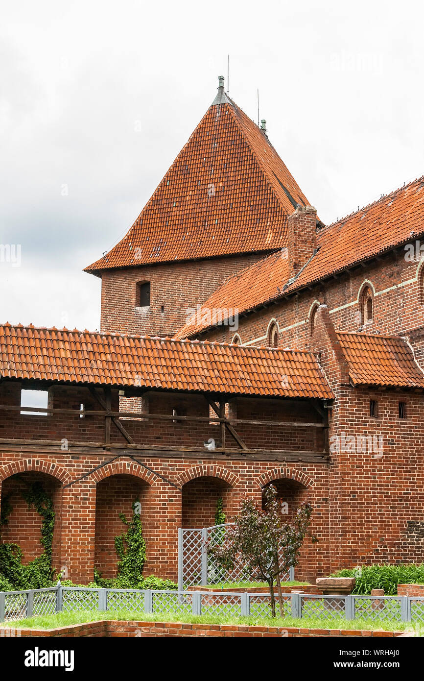 Frammento di un muro di fortezza e la torre di avvistamento del castello di Malbork. Marienburg. La Polonia. Foto Stock