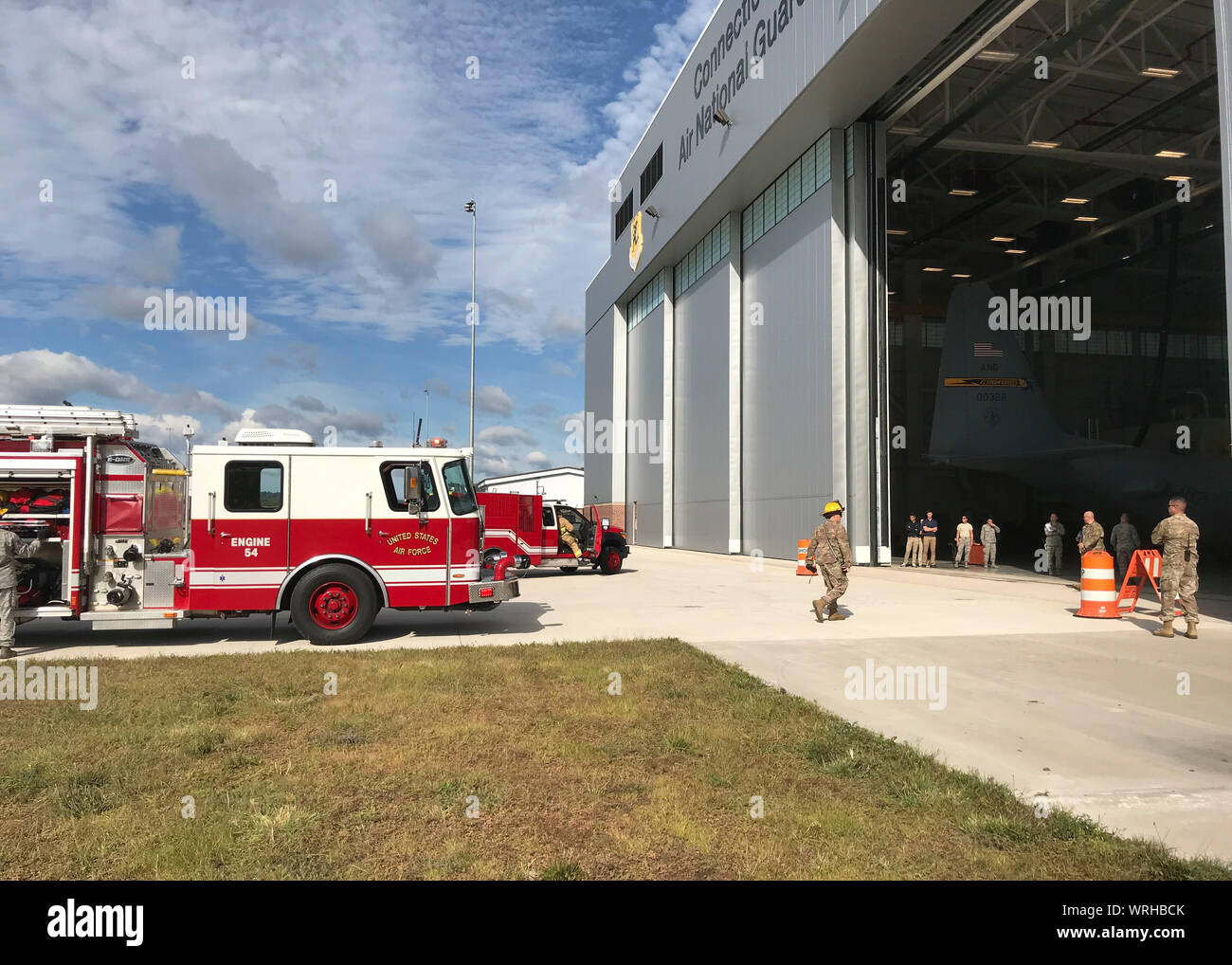 I vigili del fuoco dalla 103 Ingegnere Civile Squadron rispondere alla cella a combustibile e il controllo della corrosione facility durante uno spazio confinato esercitazione di soccorso a Bradley Air National Guard Base, East Granby, Conn. Sett. 8, 2019. L'esercizio annuale è uno sforzo congiunto con il fuoco e con i servizi di emergenza, la 103 Squadrone di manutenzione i sistemi di alimentazione carburante officina di manutenzione e 103 Airlift Wing ufficio di sicurezza per eseguire un piano di risposta in caso di un manutentore è ferito dentro lo spazio confinato di un C-130 il serbatoio del combustibile. (U.S. Air National Guard foto di Chief Master Sgt. Robert Cross) Foto Stock
