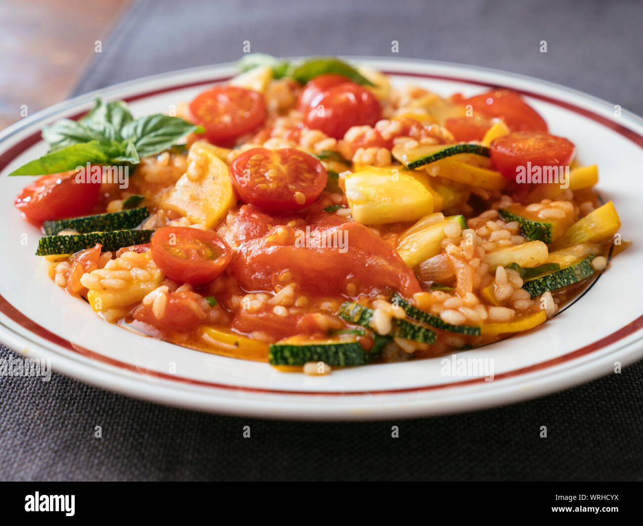 Zucchine, Risotto al pomodoro Foto Stock