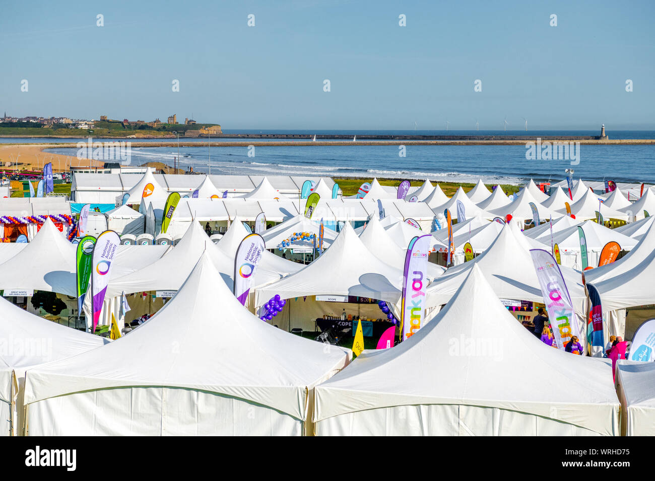 Il tented village per sponsor, le associazioni di beneficenza e le aziende al traguardo a South Shields del 2019 Great North Run mezza maratona. Foto Stock