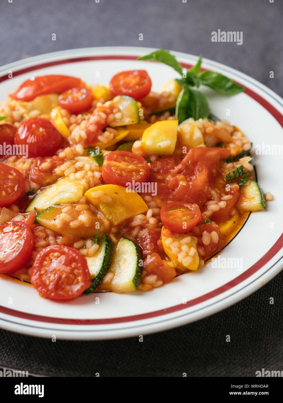 Zucchine, Risotto al pomodoro Foto Stock