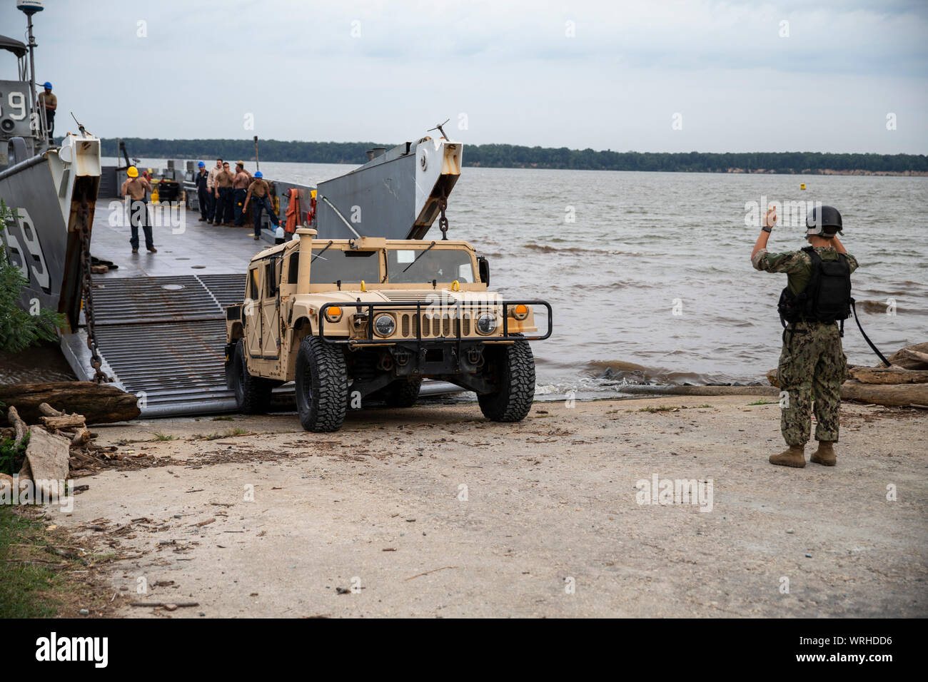 Un U.S. Navy Sailor con Assault Craft unità 2 guide una Landing Craft Utility in barca la rampa durante il capitale schermo 19, sul fiume Potomac, il Sep 5, 2019. La protezione del capitale è un esercizio di addestrare e preparare i soccorritori nella regione della capitale nazionale per l'esposizione chimica e la risposta. (U.S. Marine Corps photo by Lance Cpl. Sarah N. Petrock) Foto Stock