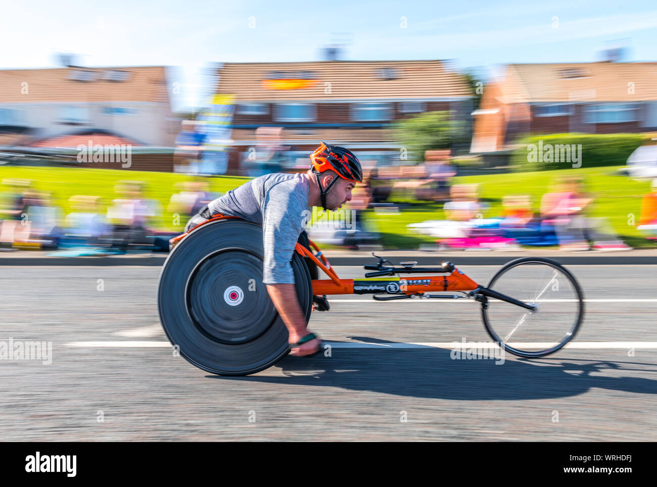 2019 Grande Nord eseguito da Newcastle a South Shields mezza maratona maschile gara su sedia a rotelle. Foto Stock