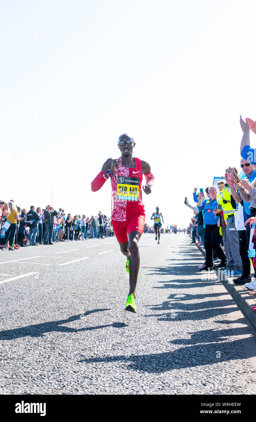 Sir Mo Farah vince il Grande Nord eseguire facendo di lui il primo atleta a vincere questa gara in sei anni consecutivi. Foto Stock