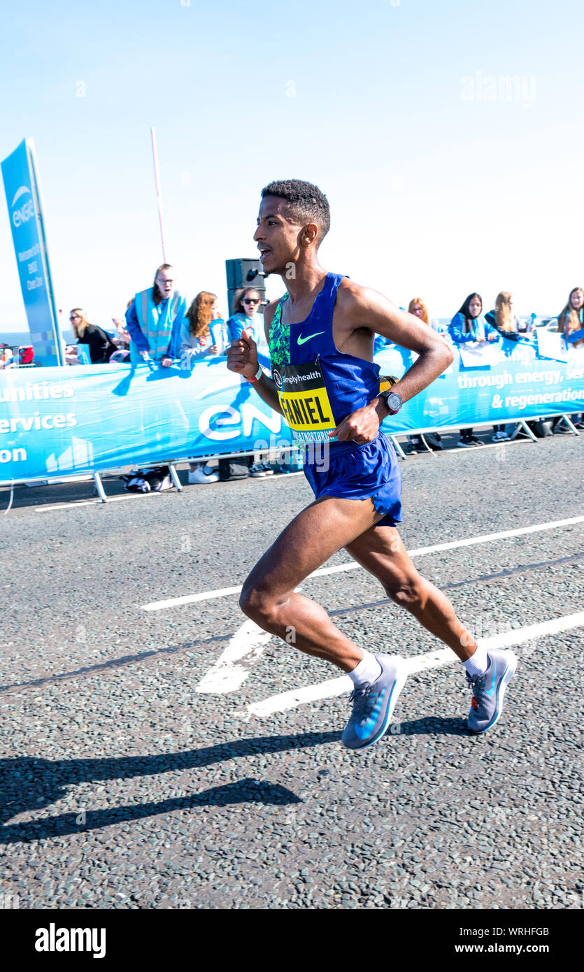 Mens elite runner Eyob Faniel competere nel 2019 Grande Nord eseguito da Newcastle a South Shields, England, Regno Unito Foto Stock