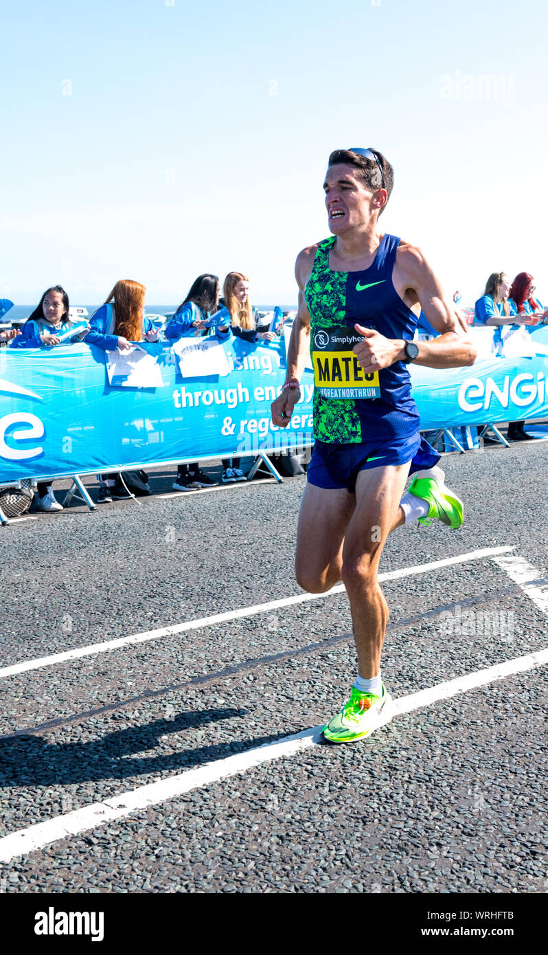 Mens elite runner Daniel Mateo competere nel 2019 Grande Nord eseguito da Newcastle a South Shields, England, Regno Unito Foto Stock