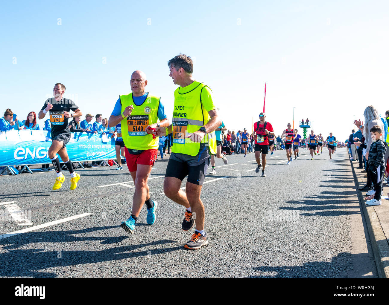 Guide amatoriali competere nel 2019 Grande Nord eseguito da Newcastle a South Shields mezza maratona. Foto Stock