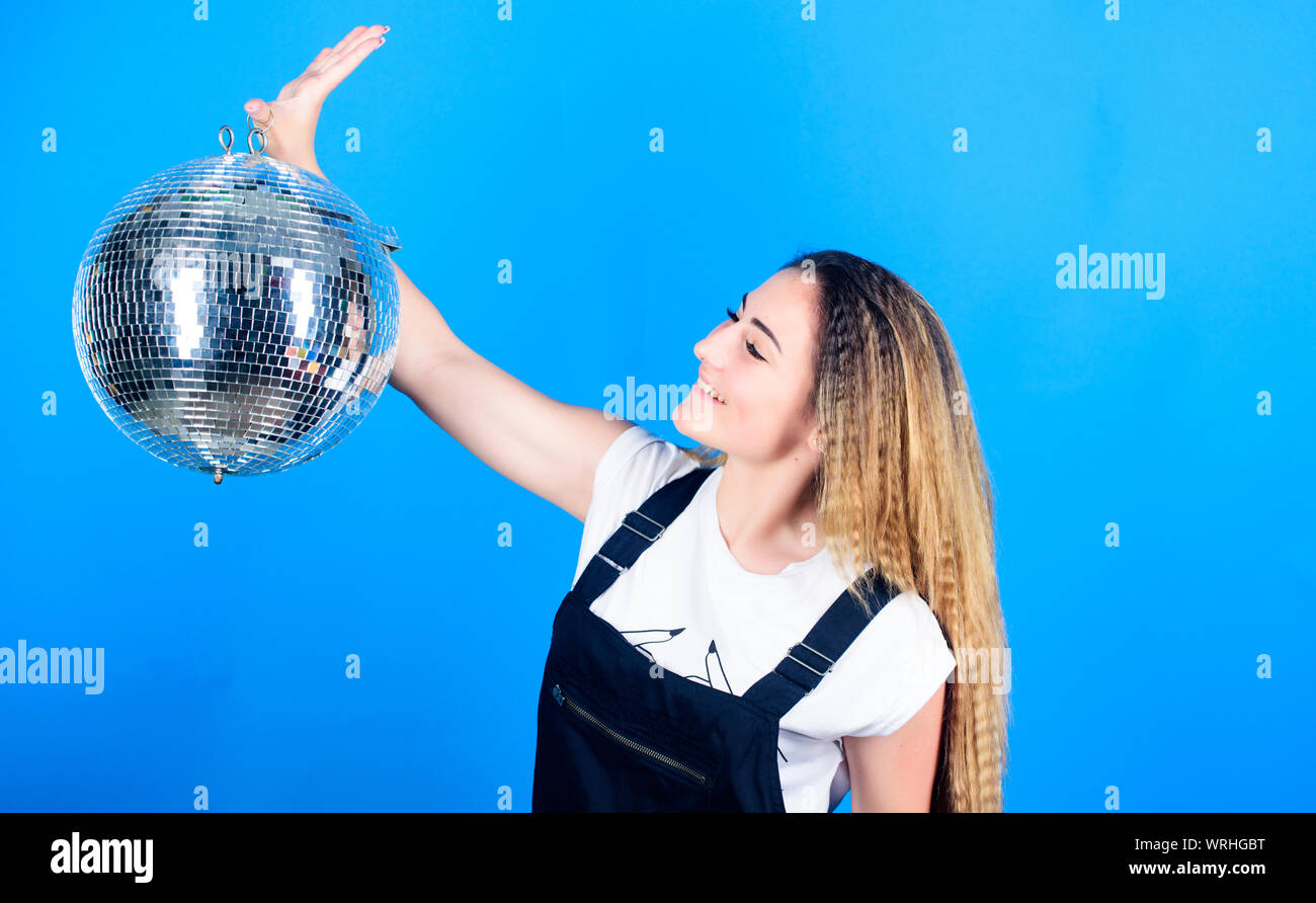 Concorso di ballo. Scuola di ballo. Allegro woman dancing insegnante tenere palla da discoteca. Gli specchi riflettenti discoteca luci di atmosfera. Come circa la parte. Night club. Musica retrò. Invito alla festa. Ragazza di compleanno. Foto Stock