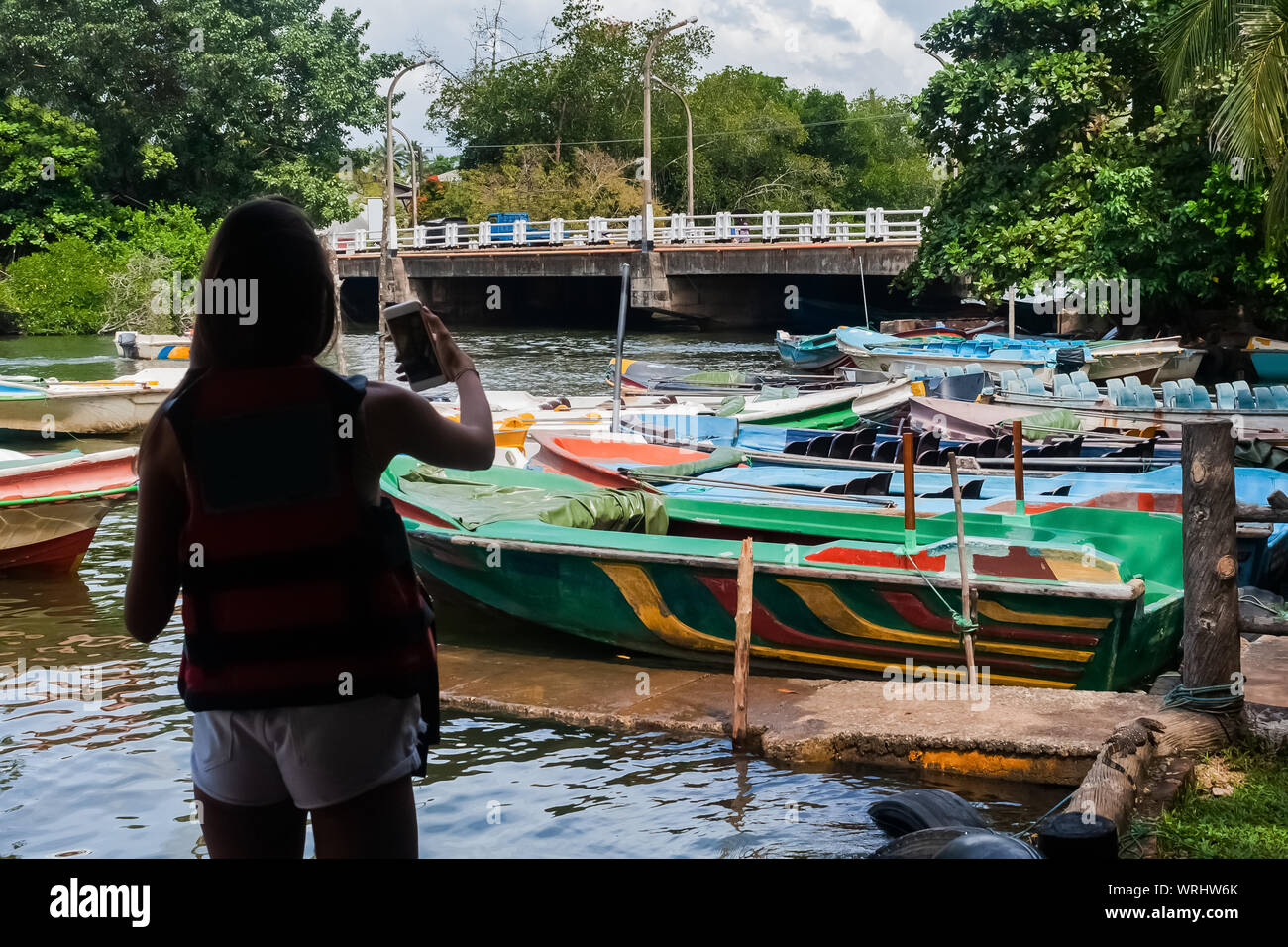 Ragazza rende selfie sullo sfondo di un fiume tropicale Foto Stock