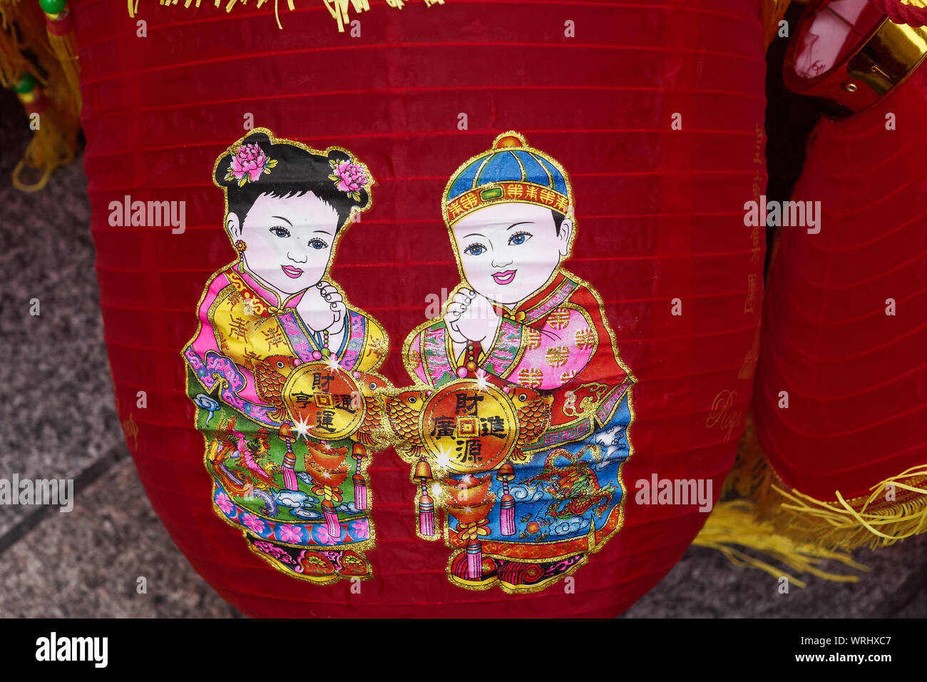 Londra, Regno Unito. Decimo Sep, 2019. Il 10 settembre 2019. Londra, UK.Chinatown di Soho si prepara per il cinese tradizionale festival di metà autunno con le stringhe di decorate lanterne rosse infilate al di sopra della strada. Pietro di credito Hogan/Alamy Credito: Peter Hogan/Alamy Live News Foto Stock