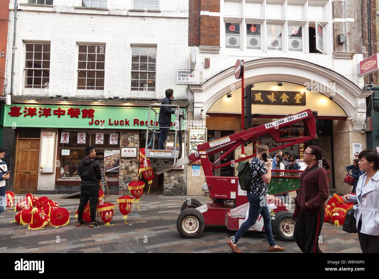 Londra, Regno Unito. Decimo Sep, 2019. Il 10 settembre 2019. Londra, UK.Chinatown di Soho si prepara per il cinese tradizionale festival di metà autunno con le stringhe di decorate lanterne rosse infilate al di sopra della strada. Pietro di credito Hogan/Alamy Credito: Peter Hogan/Alamy Live News Foto Stock