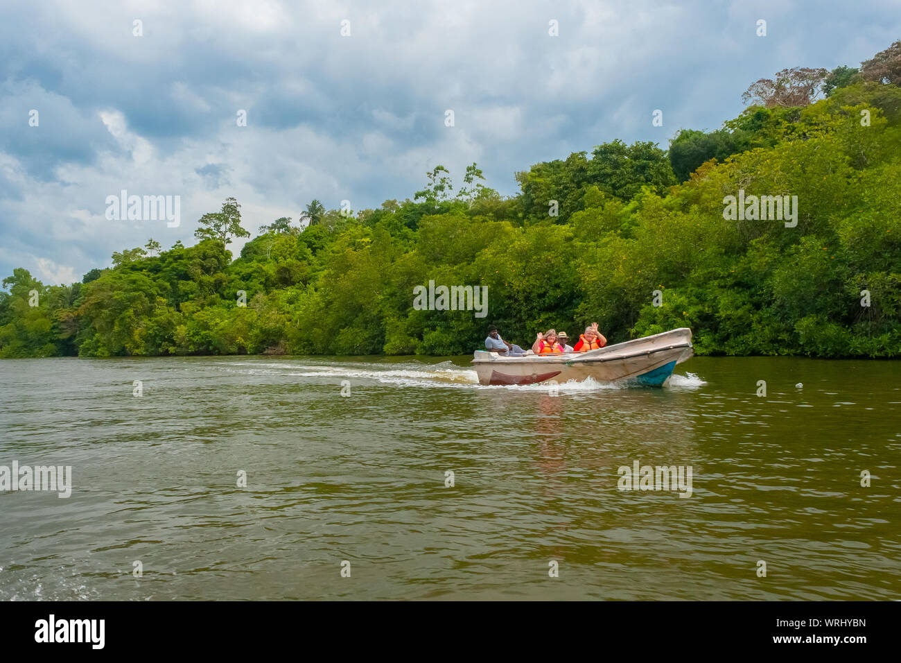 Barca con persone. Madu River Safari Foto Stock