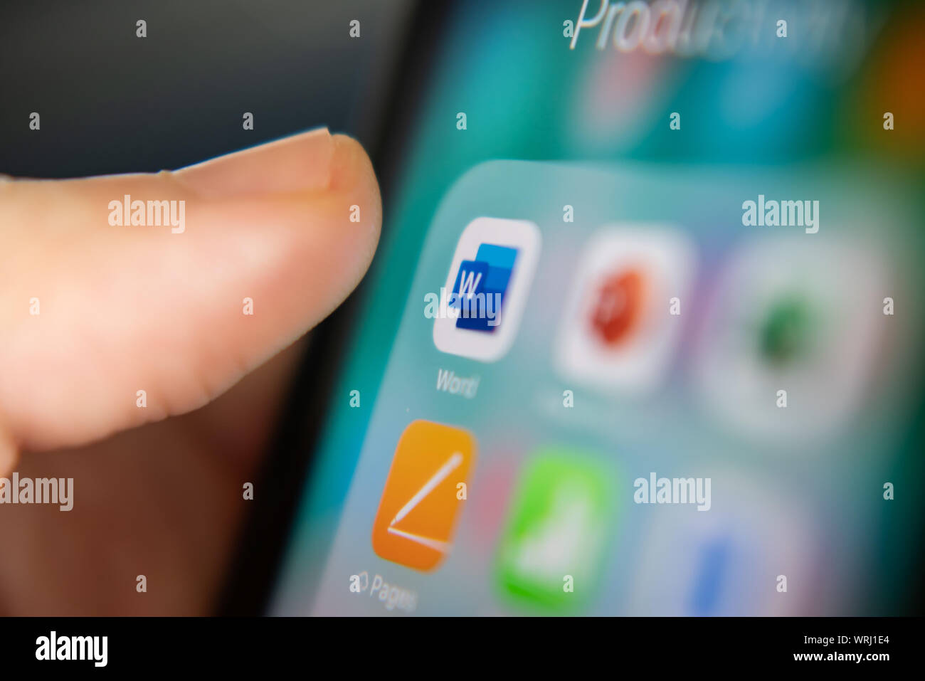 Bangkok, Thailandia - 17 luglio 2019 : icona dell'applicazione Microsoft Word su iPhone 7. Foto Stock