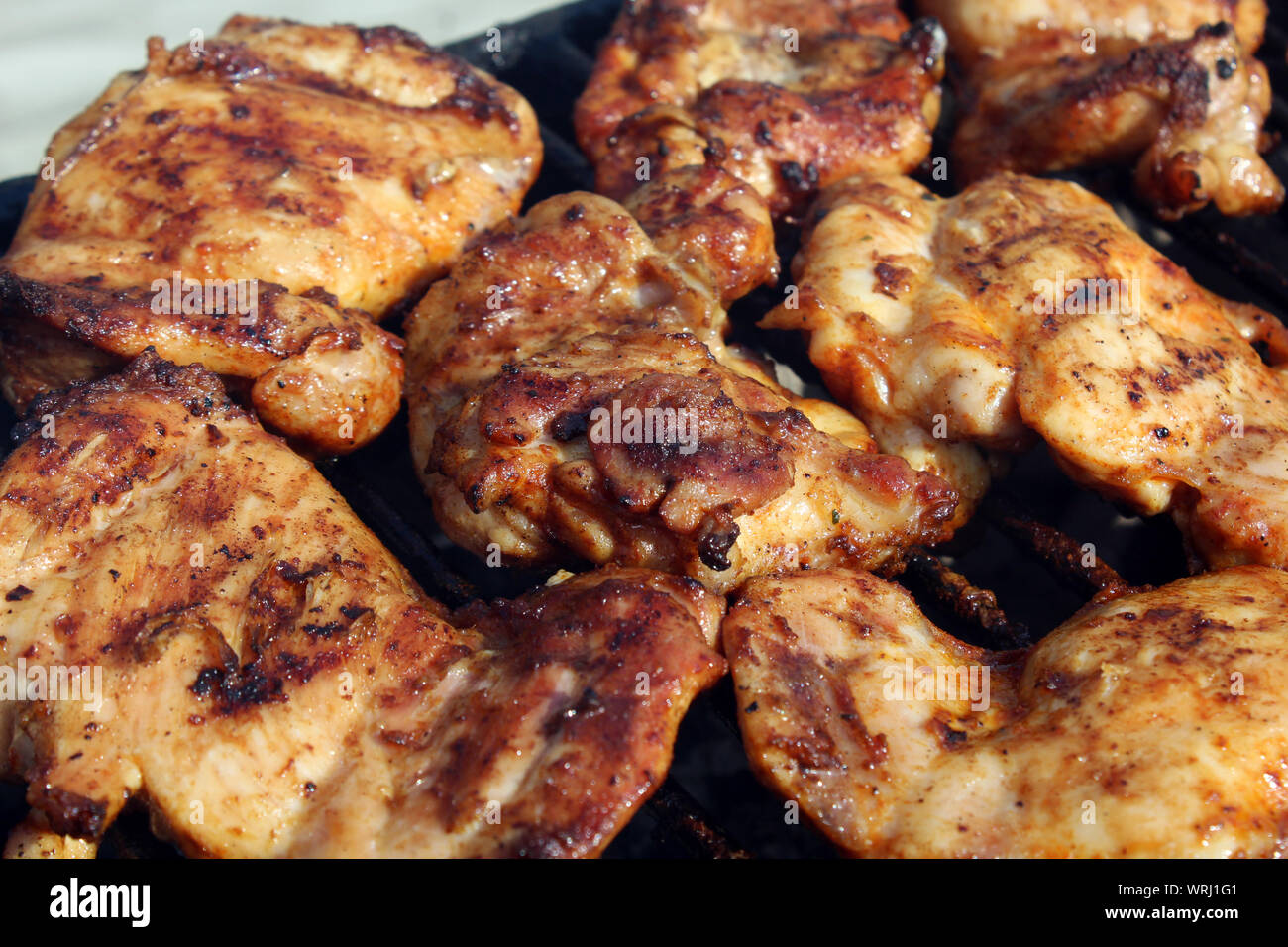 Ali di pollo alla brace arrivare sul fuoco aperto Foto Stock
