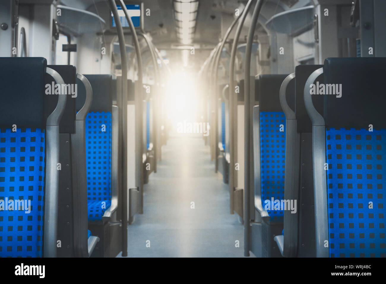 Il treno interno di un treno tedesco. Il tempo di viaggio concetto con il treno blu sedie e un corridoio con la luce alla fine. mezzi di trasporto pubblici. Foto Stock