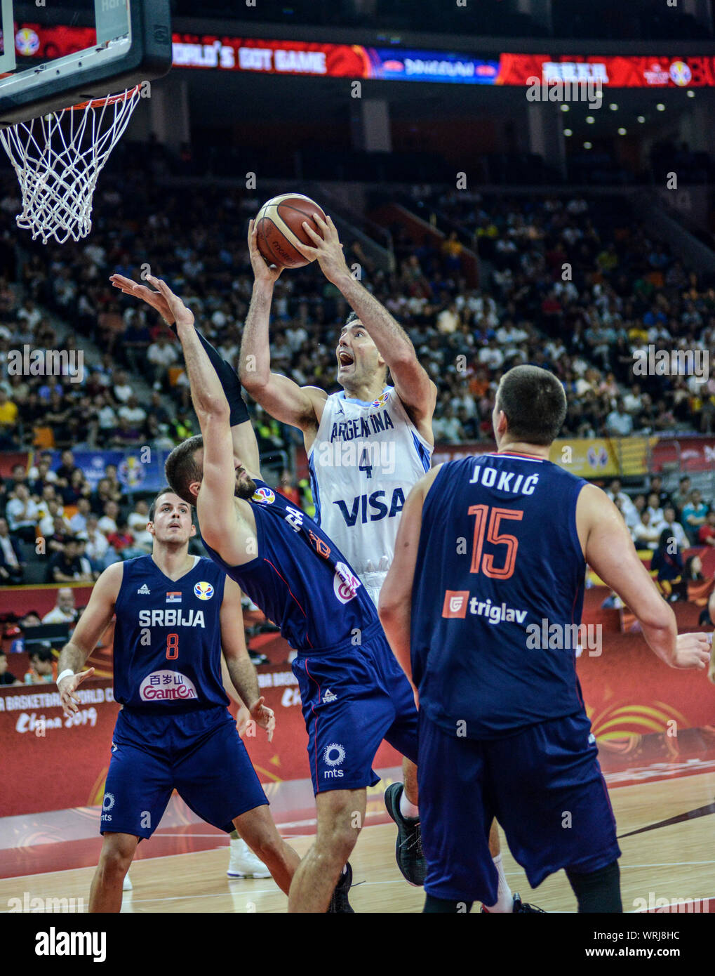 Luis Scola (Argentina) punteggio contro la Serbia. Pallacanestro FIBA World Cup Cina 2019, quarti di finale Foto Stock