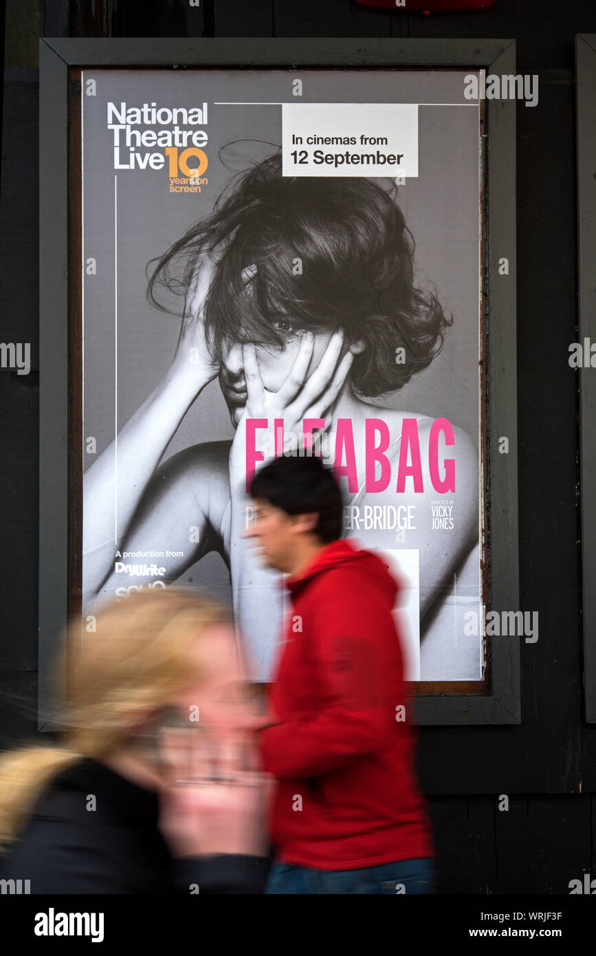 I pedoni (con motion blur) a piedi da un annuncio pubblicitario per Fleabag starring Phoebe Waller-Bridge presso il Teatro Nazionale Live e nelle sale cinematografiche. Foto Stock