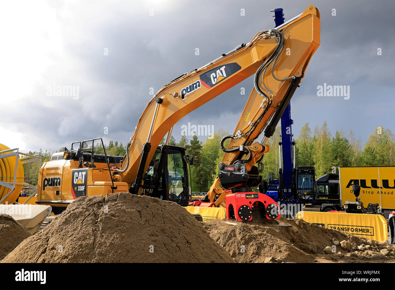 Hyvinkaa, Finlandia. Il 6 settembre 2019. L'operatore lavora con ALLU prolina 1500HD montato compattatore a Cat escavatore idraulico su Maxpo 2019. Foto Stock