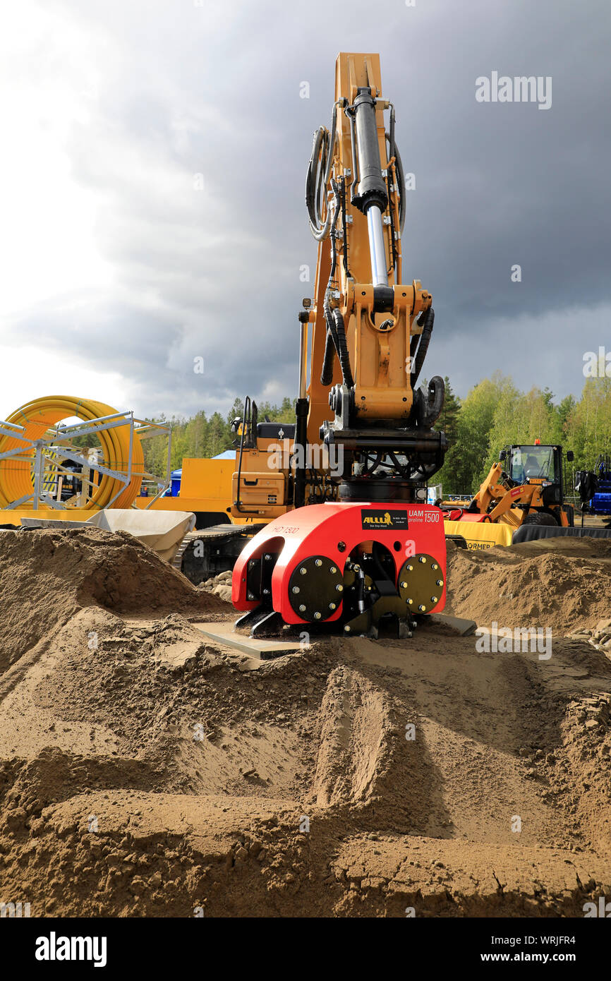 Hyvinkaa, Finlandia. Il 6 settembre 2019. L'operatore lavora con ALLU prolina 1500HD montato compattatore a Cat escavatore idraulico su Maxpo 2019. Foto Stock