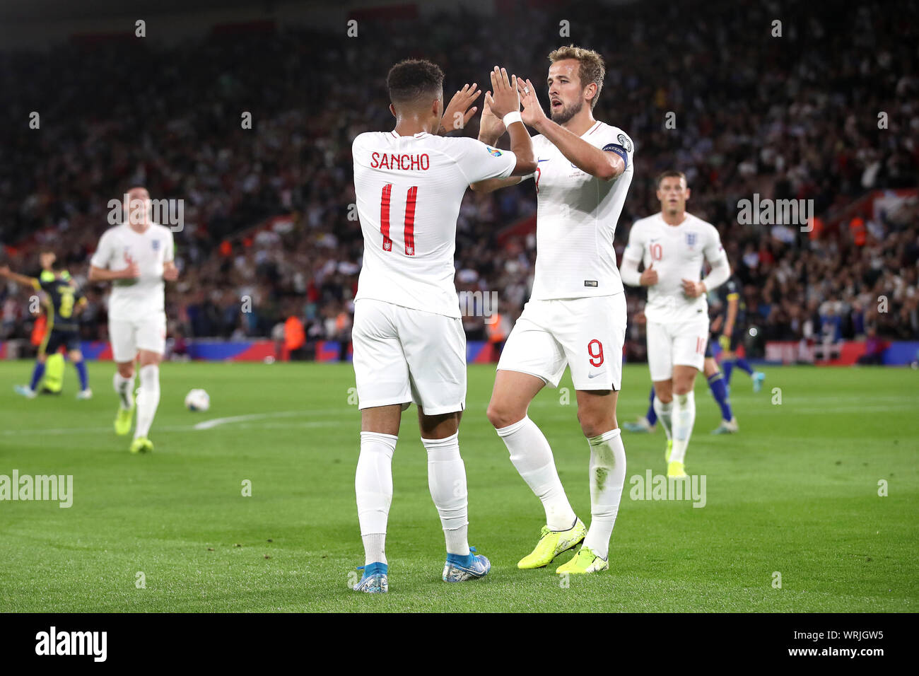 L'Inghilterra del Jadon Sancho (centro) celebra il suo lato il terzo obiettivo del gioco, segnato dal Kosovo Vojvoda Mergim (non mostrato) durante UEFA EURO 2020 qualifica, gruppo una partita presso il St Mary's, Southampton. Foto Stock