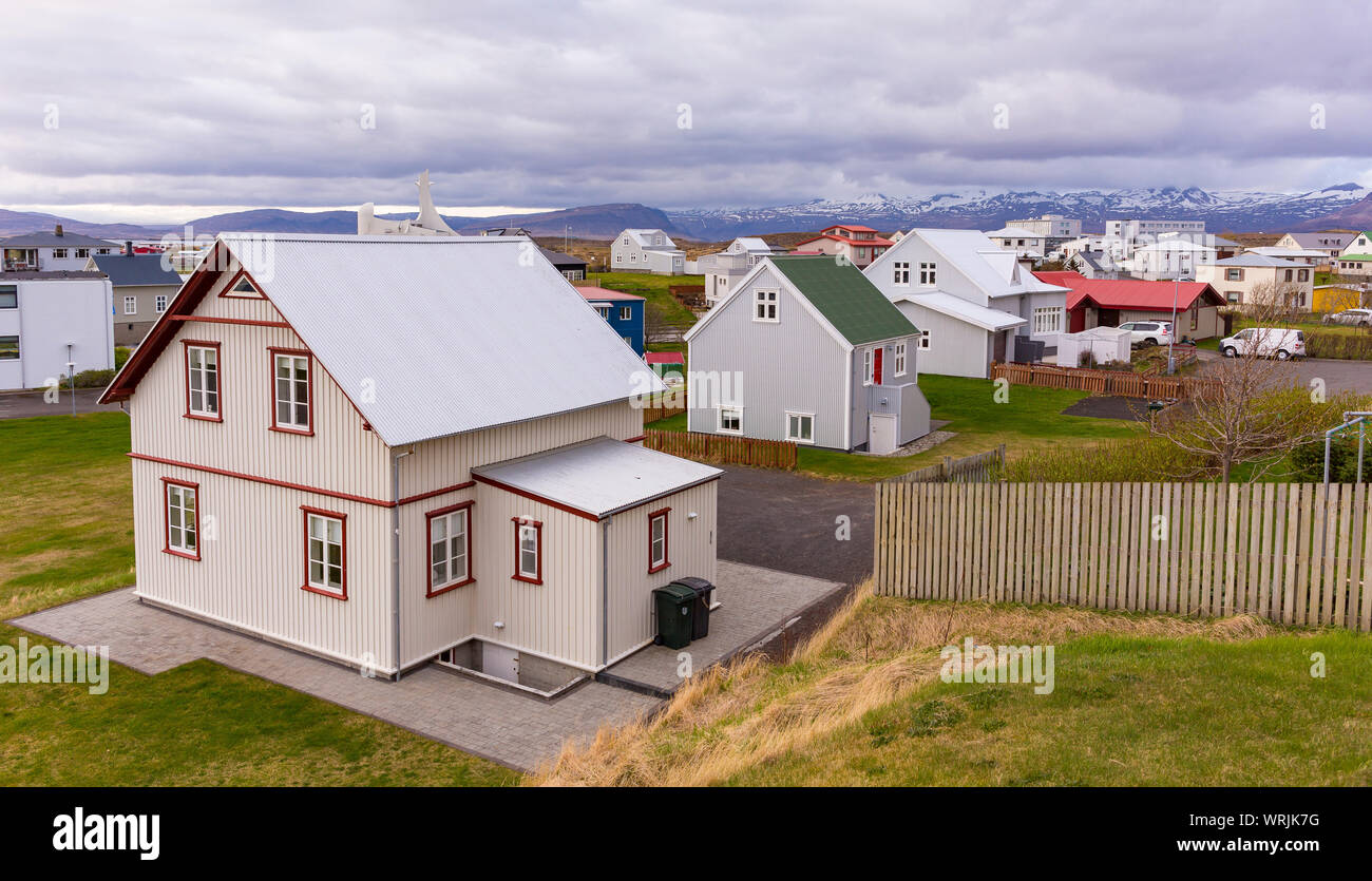 STYKKISHOLMUR, Islanda - Case in città e la penisola Snaefellnes. Foto Stock