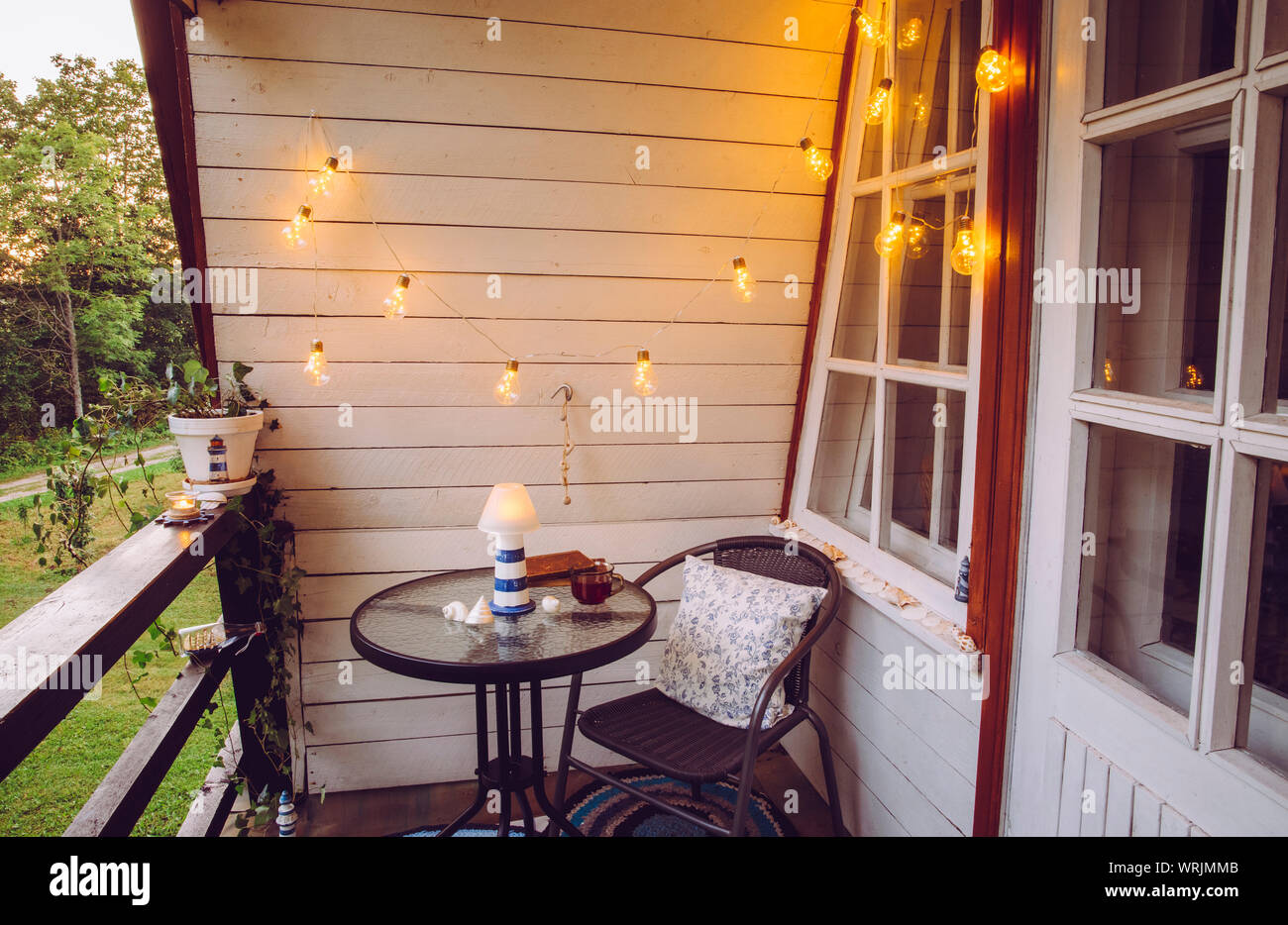 Vista ravvicinata del tema nautico balcone di casa di notte con stringa lampadine. Foto Stock