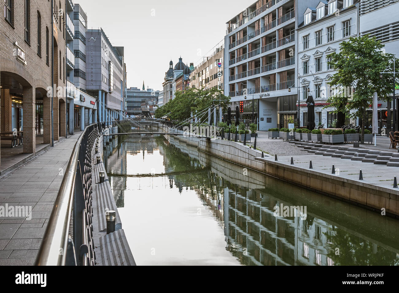 Il centro di Aarhus e la passeggiata lungo il canale, dove le case che riflette nell'acqua, Danimarca, luglio 15, 2019 Foto Stock