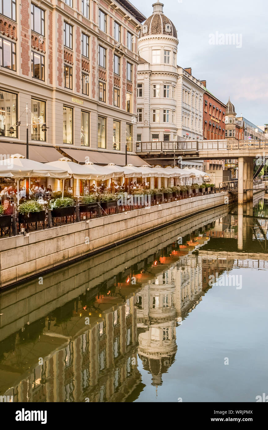 La città di Aarhus con una varietà di ristoranti che riflette nel canal, Danimarca, luglio 15, 2019 Foto Stock