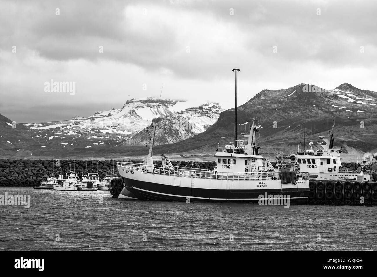 OLAFSVIK, SNAEFELLSNES PENINSULA, Islanda - barche ormeggiate in porto sulla costa. Foto Stock
