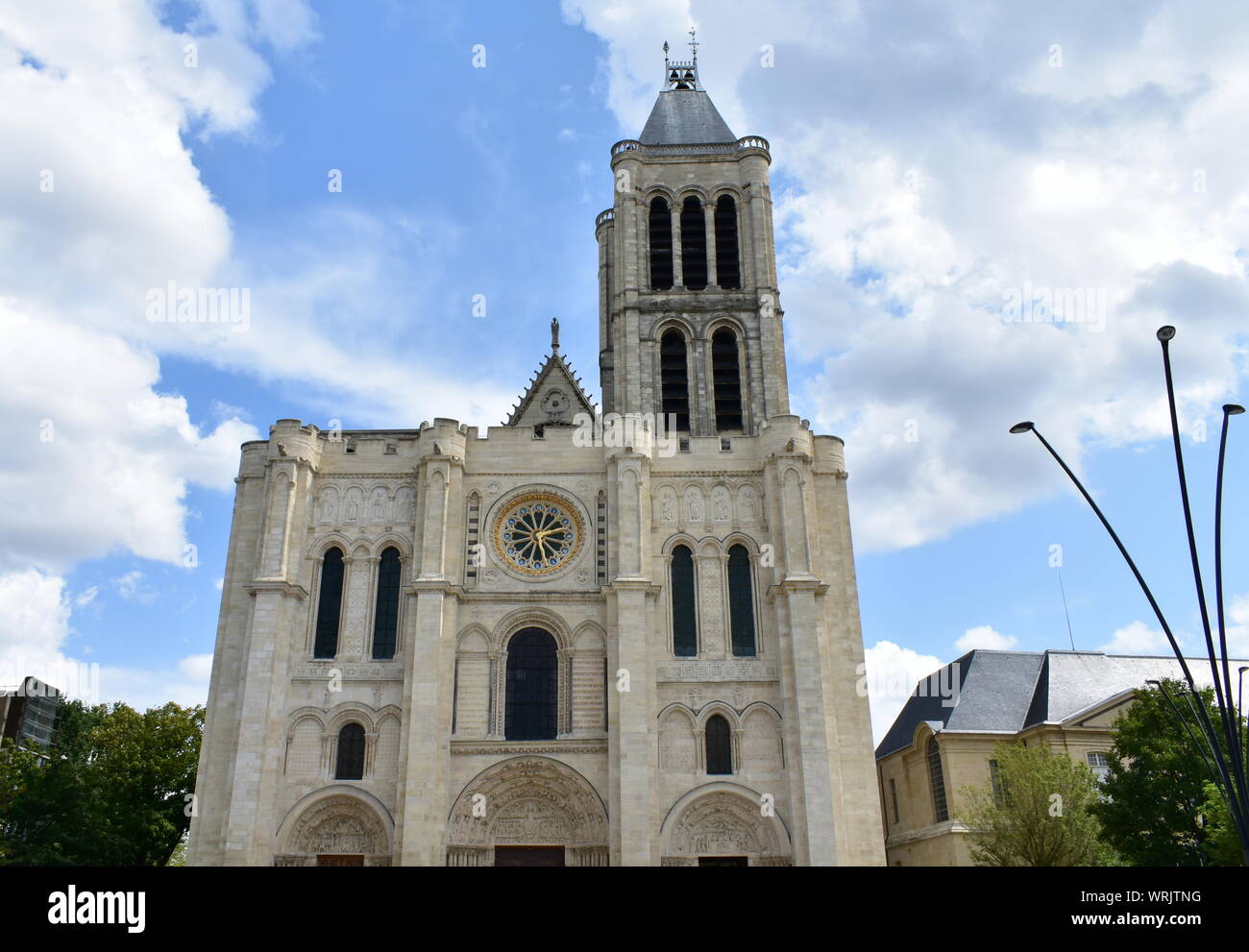 Basilica di Saint Denis, facciata ovest in un giorno di pioggia. Parigi, Francia. Foto Stock