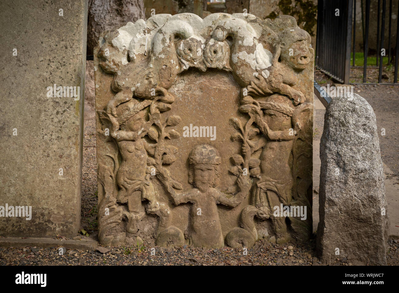 Le lapidi raffiguranti scene di tam o shanter sulle sculture in pietra nel Auld Kirk a alloway in ayr Foto Stock