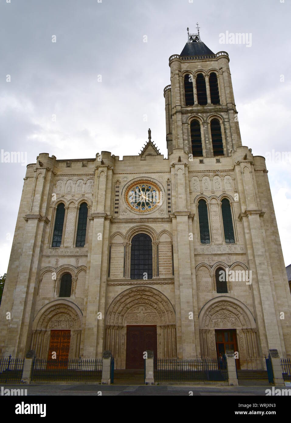 Basilica di Saint Denis, facciata ovest in un giorno di pioggia. Parigi, Francia. Foto Stock