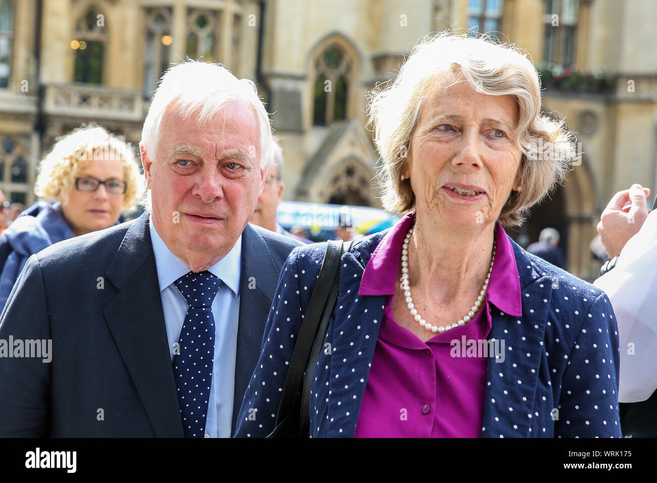 L'Abbazia di Westminster, Londra, Regno Unito 10 Settembre 2019 - Chris Patten con sua moglie lavanda Patten si discosta dalla Abbazia di Westminster a Londra dopo aver partecipato a un memoriale di servizio per Paddy Ashdown. Lord Ashdown divenne il leader della neonata i liberali democratici creata dalla fusione del partito liberale e il Partito Social Democratico nel 1988, posizione che ha mantenuto per 11 anni prima in basso permanente nel 1999. Credito: Dinendra Haria/Alamy Live News Foto Stock