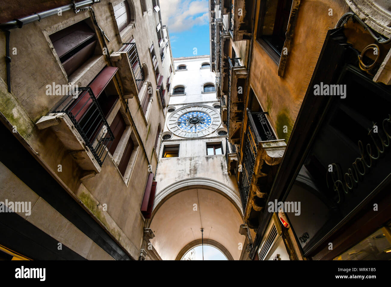 La Torre dell'Orologio Venezia è un primo Rinascimento edificio sul lato nord della Piazza San Marco, all'ingresso della merceria Foto Stock