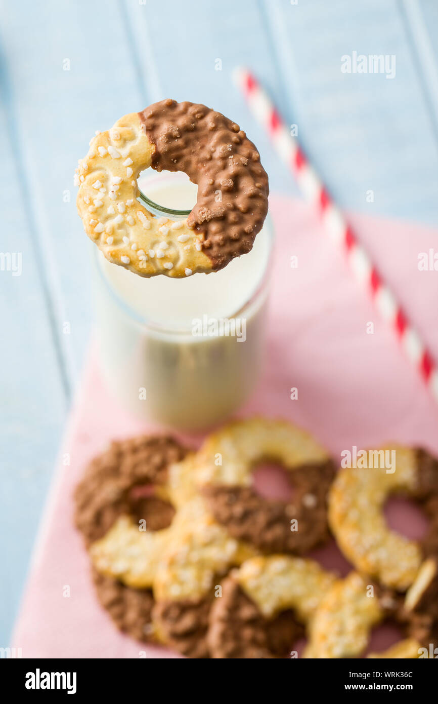 Biscotti con aggiunta di dolcificanti anelli. Biscotti al cioccolato al latte. Foto Stock