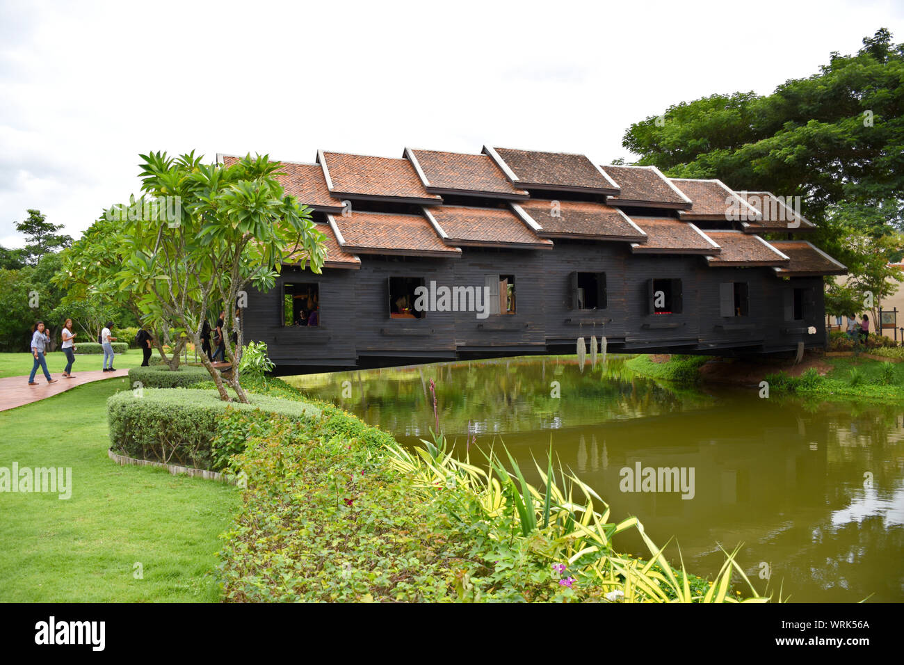 Kanchanaburi, Thailandia, 09.09.2019: bellissimo giardino, lago, tailandese tradizionale Siamese, vestiti, edifici di 'Mallika città R.E. 124' un patrimonio, retro- Foto Stock