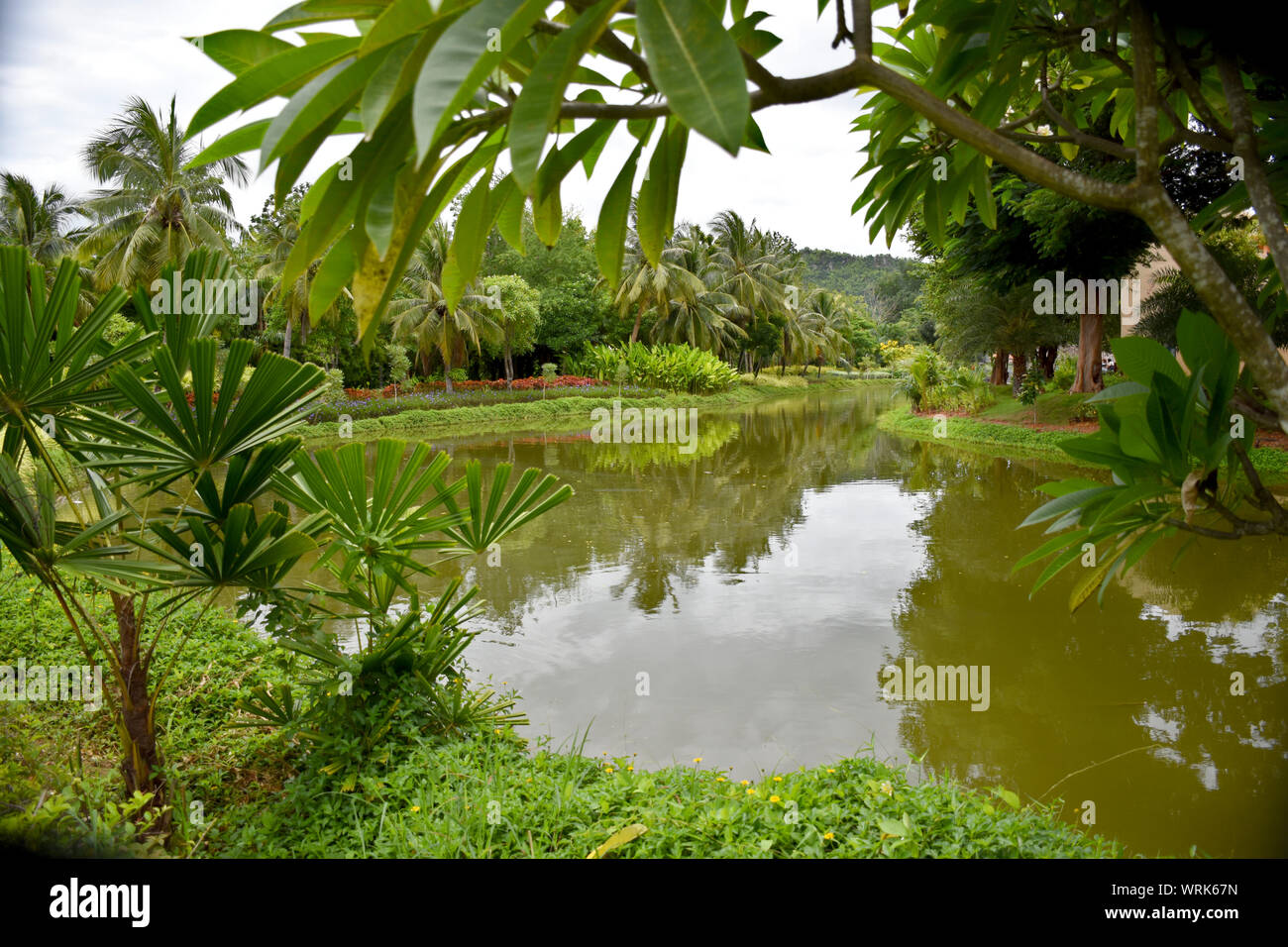 Kanchanaburi, Thailandia, 09.09.2019: bellissimo giardino, lago, tailandese tradizionale Siamese, vestiti, edifici di 'Mallika città R.E. 124' un patrimonio, retro- Foto Stock