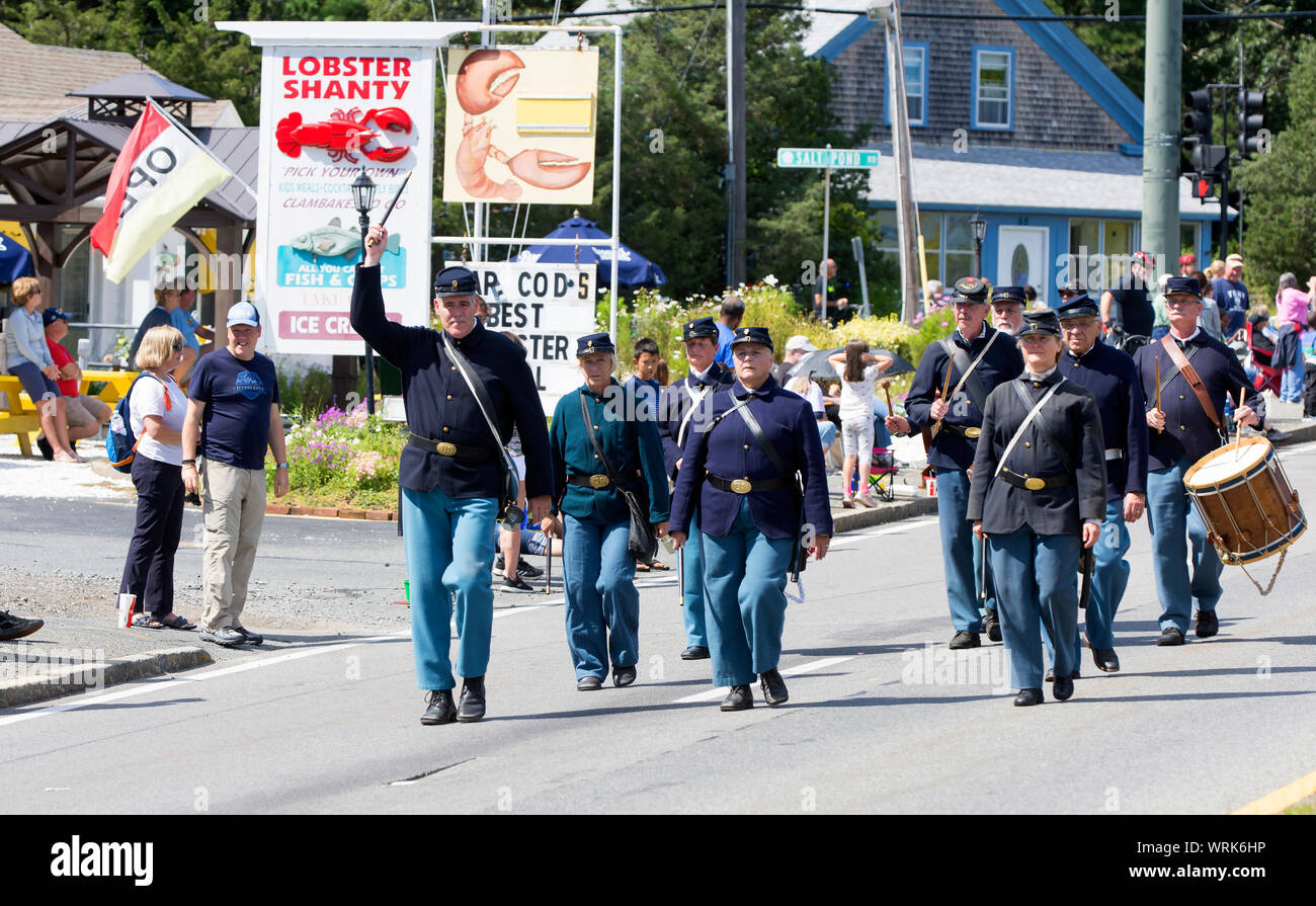 La guerra civile attori marciando in una piccola città sfilata in Eastham, Massachusetts il Cape Cod, STATI UNITI D'AMERICA. Eastham Windmill giorni Foto Stock