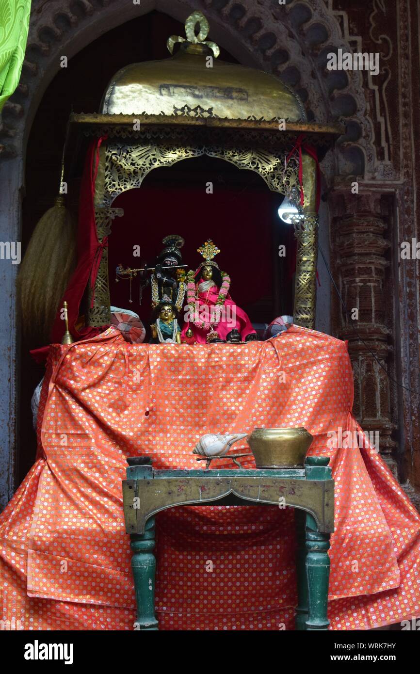 Statua di Radha e Krisna in un tempio Foto Stock