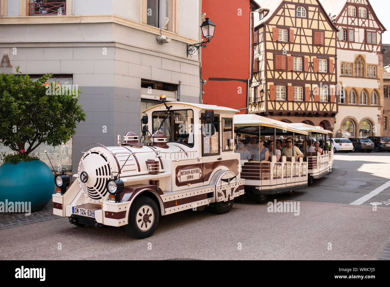 Il Little White treno turistico porta i visitatori attraverso le strade di Colmar, Francia. Foto Stock