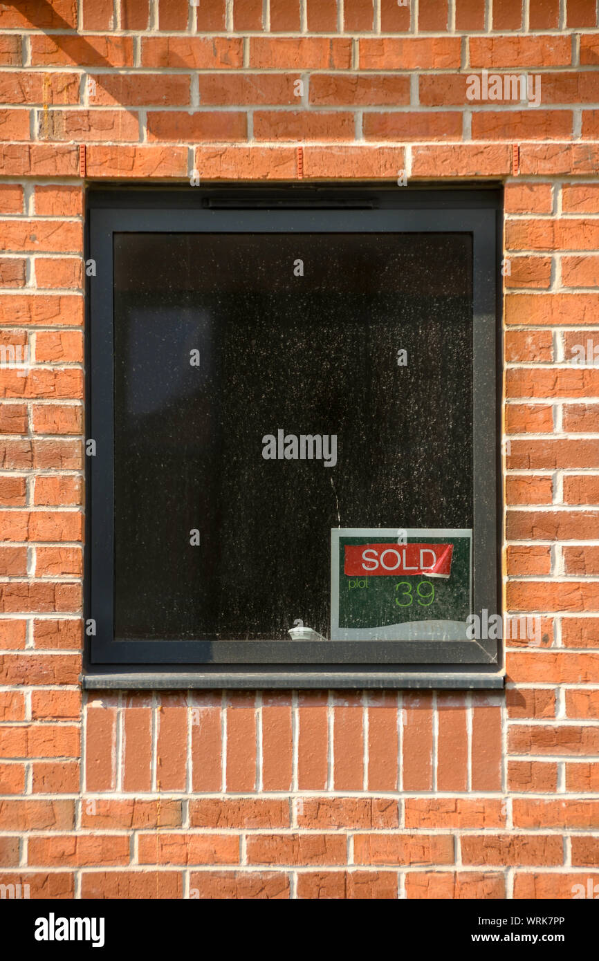 SWANSEA, GALLES - Luglio 2018: vista ravvicinata di una nuova casa di Swansea con una " vecchia " segno nella finestra Foto Stock