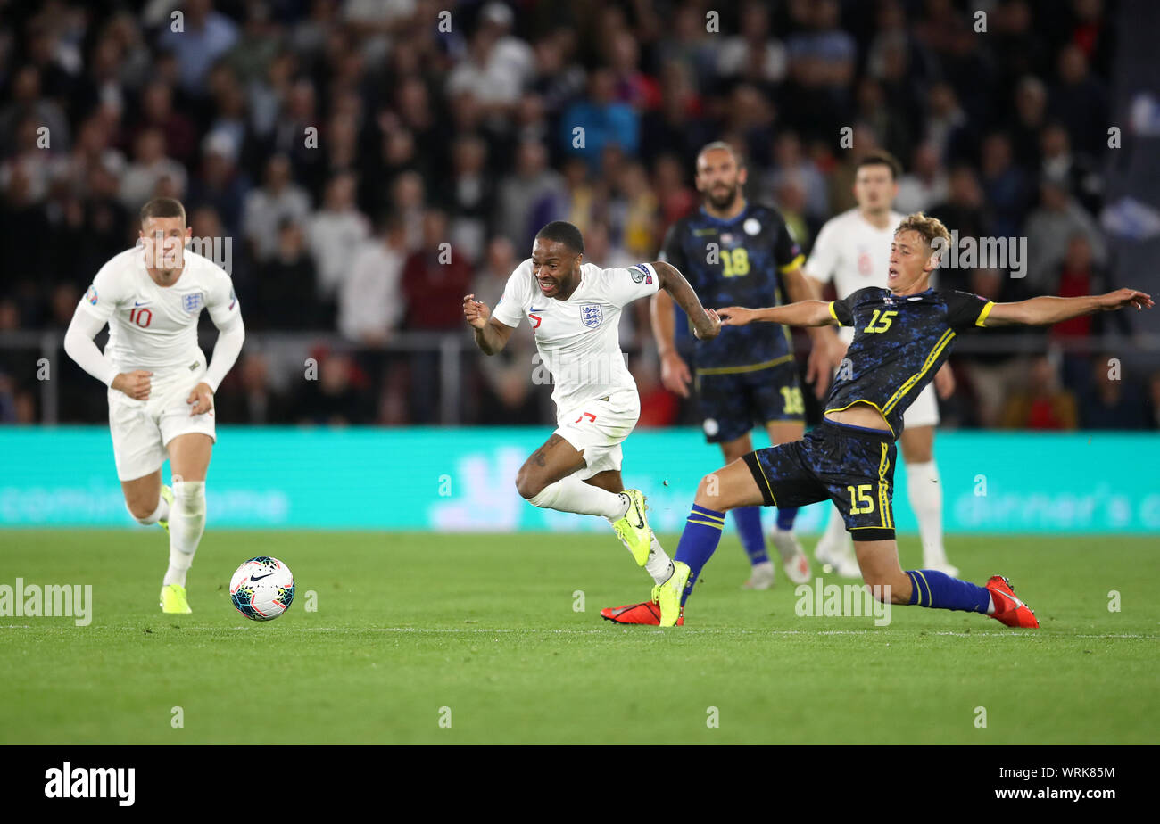 L'Inghilterra del Raheem Sterling (centro) e del Kosovo Vojvoda Mergim (destra) battaglia per la sfera durante UEFA EURO 2020 qualifica, gruppo una partita presso il St Mary's, Southampton. Foto Stock