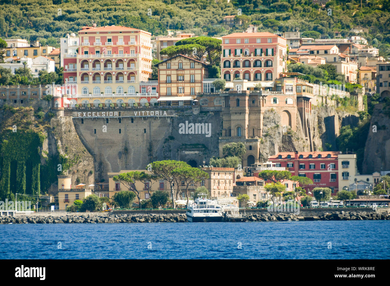 SORRENTO, ITALIA - Agosto 2019: alte scogliere della città di Sorrento. Sulla cima della scogliera è l'hotel di lusso, l'Excelsior Grand Vittoria Foto Stock