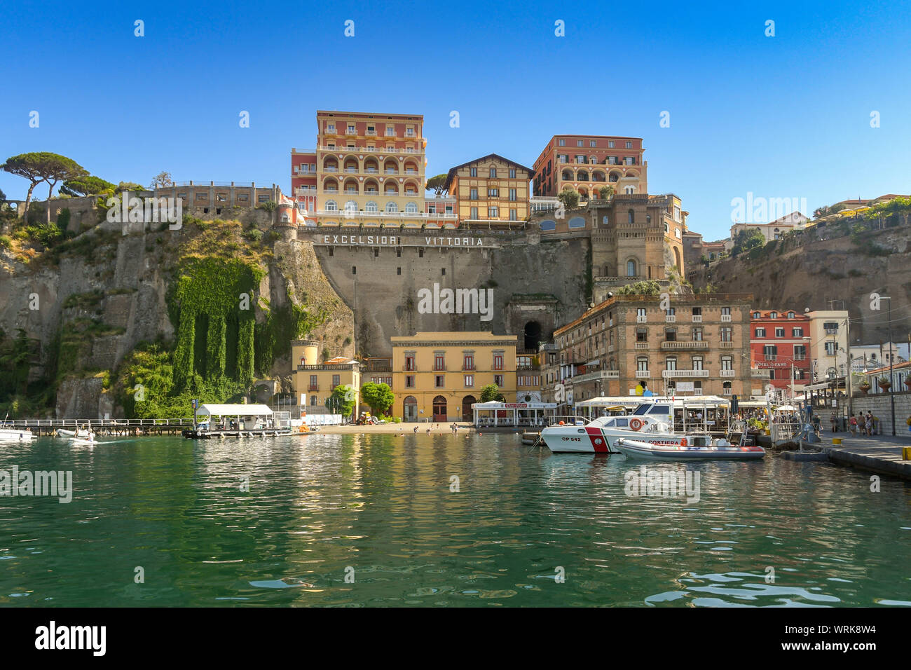 SORRENTO, ITALIA - Agosto 2019: alte scogliere della città di Sorrento. Sulla cima della scogliera è l'hotel di lusso, l'Excelsior Grand Vittoria Foto Stock