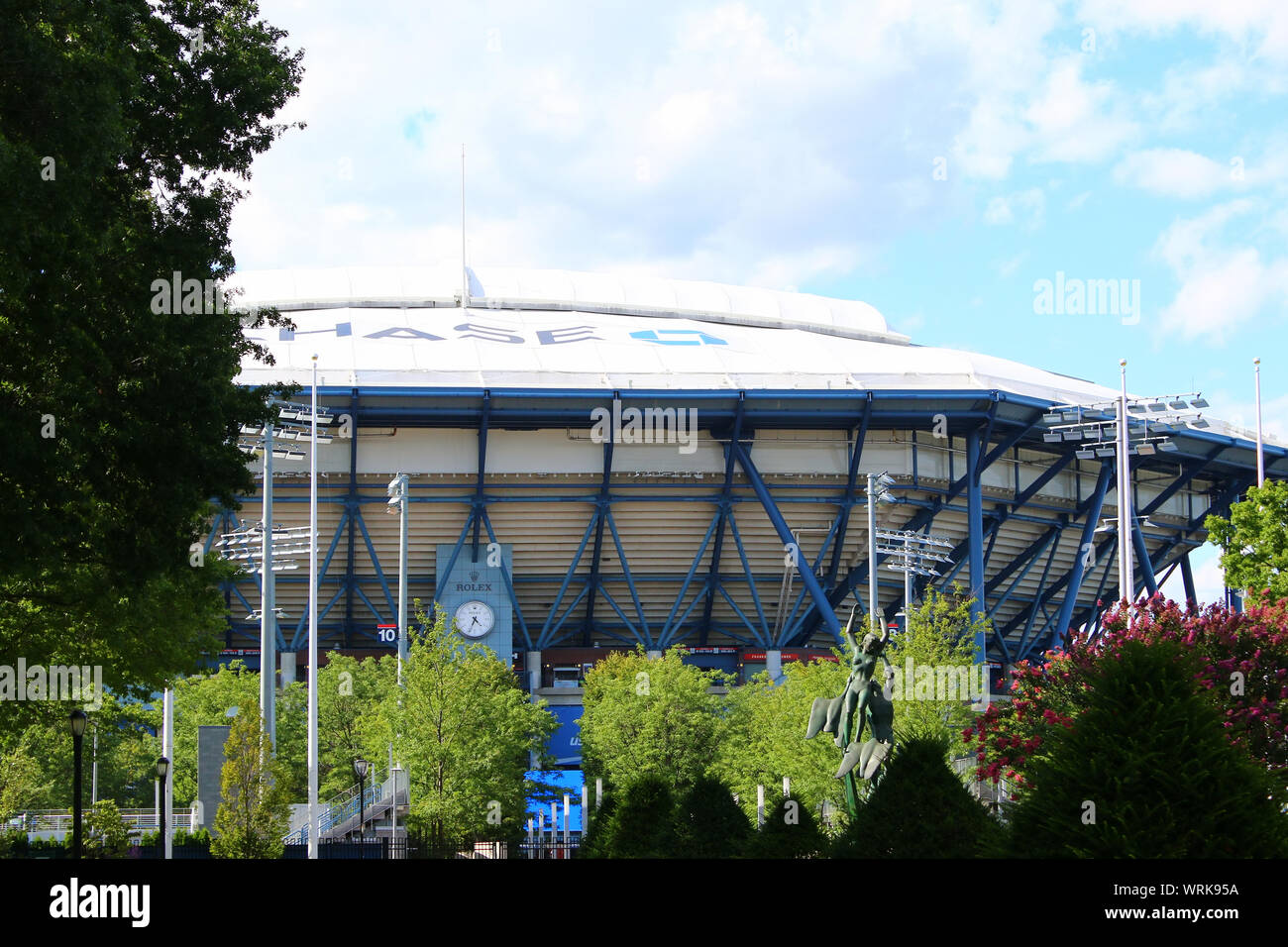 Sul lato meridionale di Arthur Ashe Stadium, parte dell'USTA Billie Jean King National Tennis Center, visto qui da Flushing Meadows-Corona Park, Queens su Foto Stock