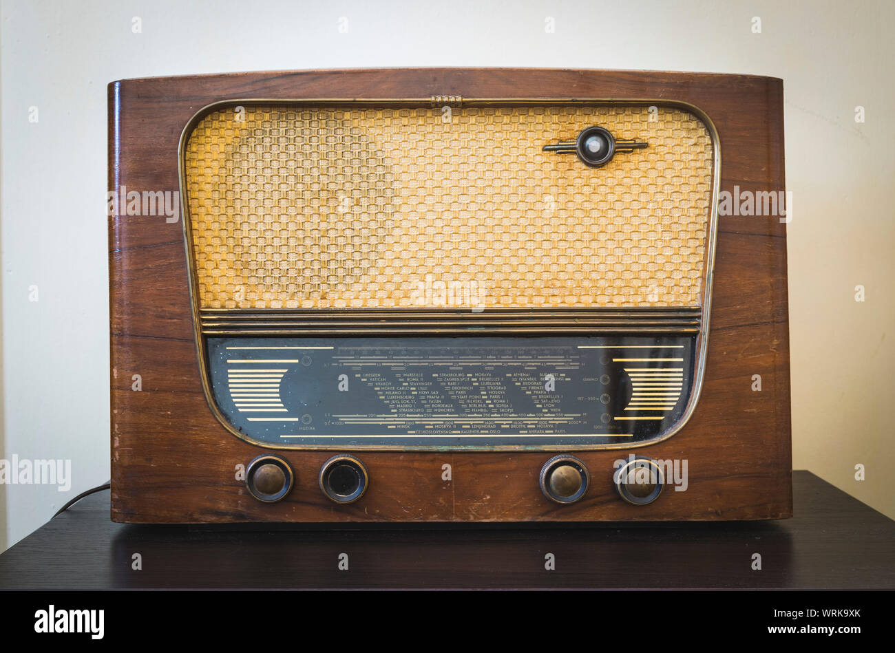 Vecchia radio vintage su pavimento in legno duro con sfondo caldo. Foto Stock