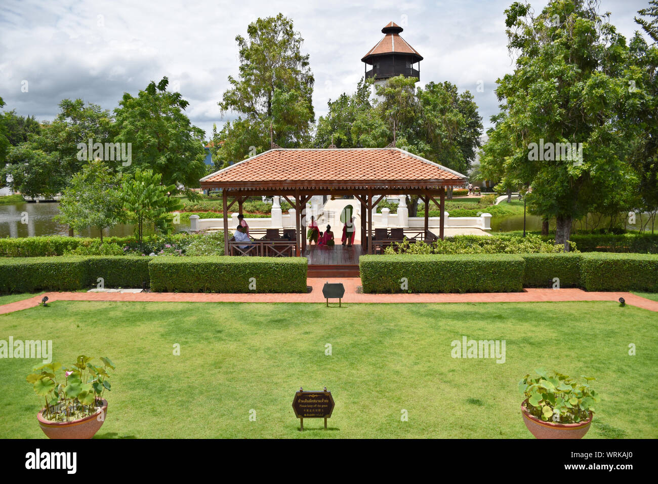 Kanchanaburi, Thailandia, 09.09.2019: bellissimo giardino, lago, tailandese tradizionale Siamese, vestiti, edifici di 'Mallika città R.E. 124' un patrimonio, retro- Foto Stock