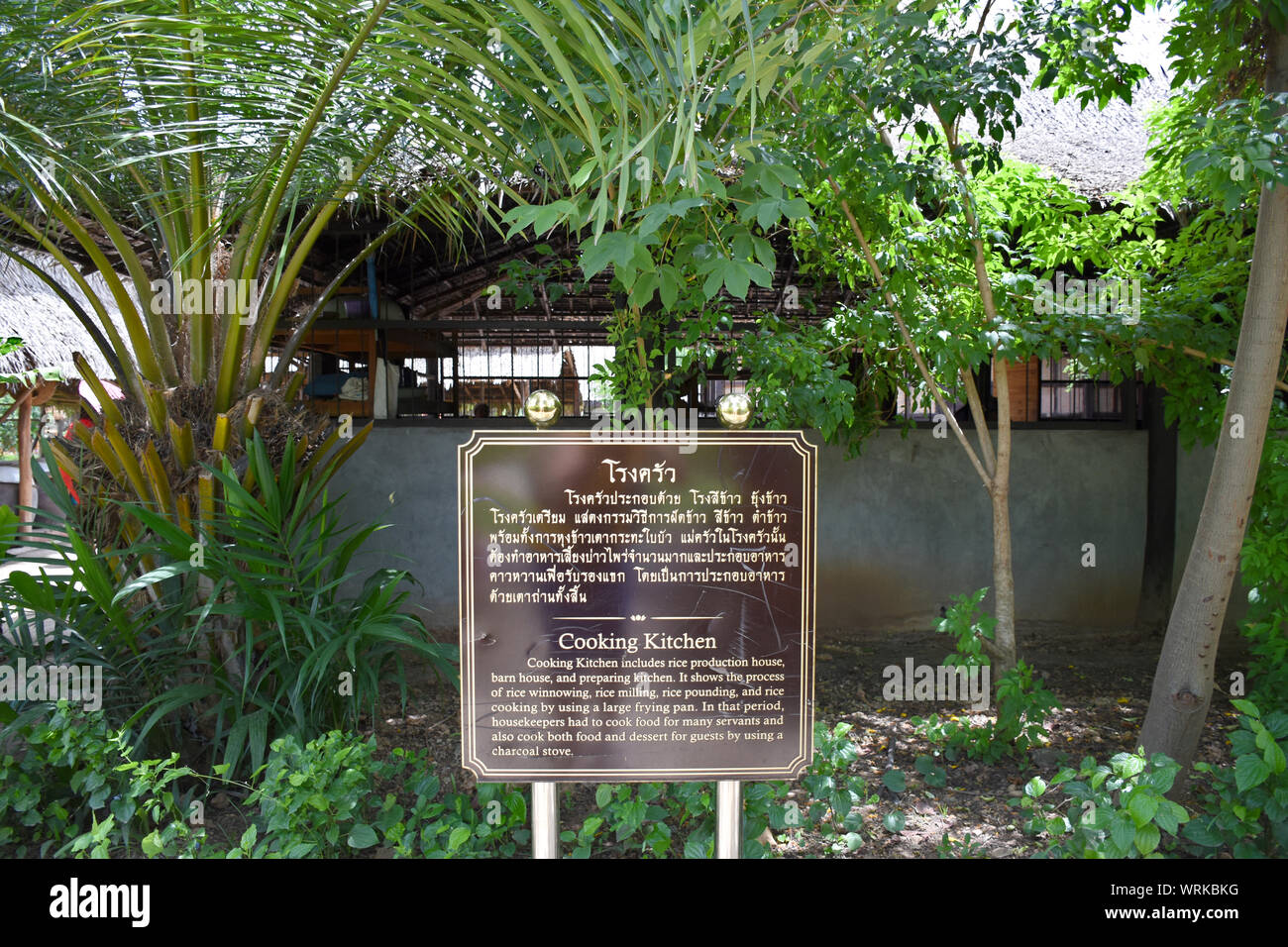 Kanchanaburi, Thailandia, 09.09.2019: bellissimo giardino, lago, tailandese tradizionale Siamese, vestiti, edifici di 'Mallika città R.E. 124' un patrimonio, retro- Foto Stock