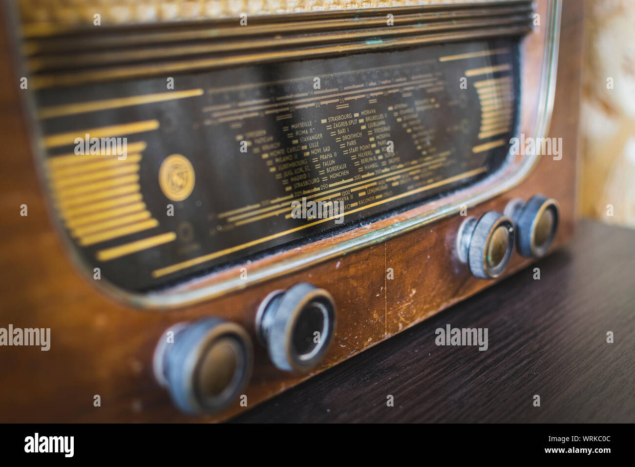 Chiudere fino sulla vecchia radio vintage su pavimenti in legno . Messa a fuoco selettiva. Foto Stock