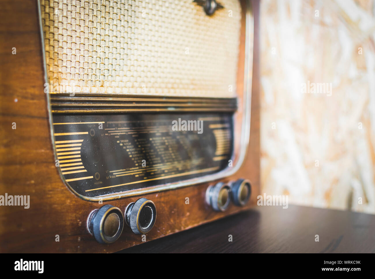 Chiudere fino sulla vecchia radio vintage su pavimenti in legno . Messa a fuoco selettiva. Foto Stock